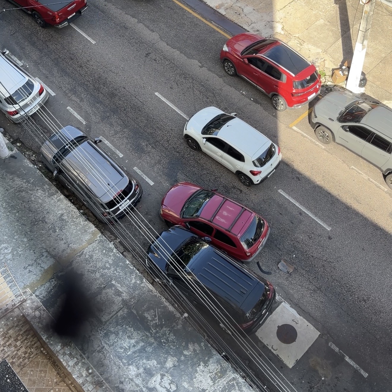 Motorista atinge dois carros estacionados e foge em pleno Círio de Nazaré