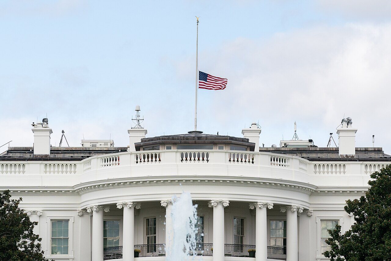 Bandeira dos Estados Unidos na Casa Branca. Imagem de arquivo ilustrativa; não retrata a embaixada nem o caso investigado.