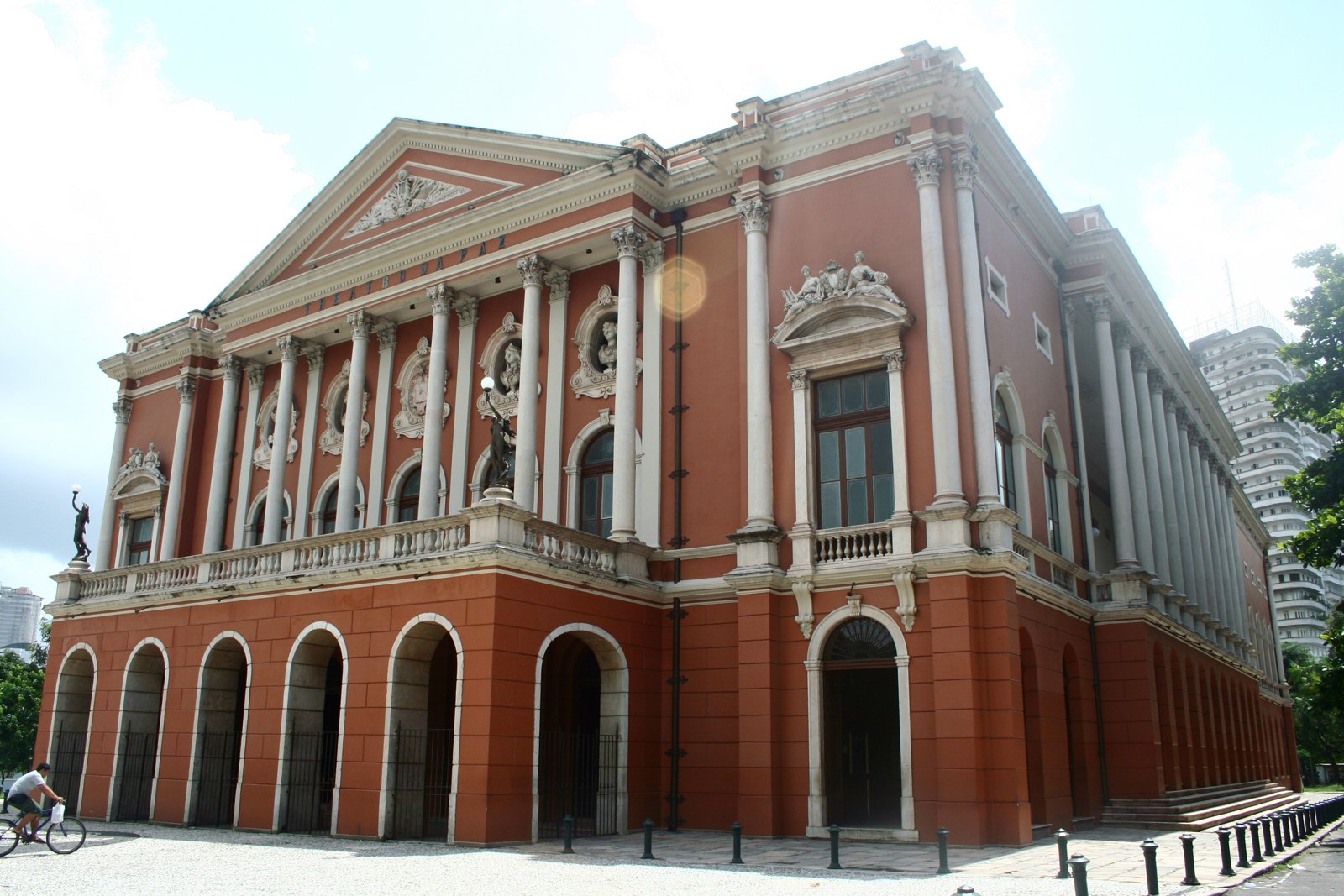 Fachada histórica do Theatro da Paz, em Belém
