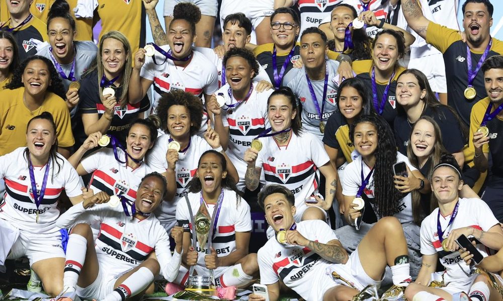 Fotografia da reportagem: São Paulo segura Corinthians e é campeão brasileiro pela 1ª vez