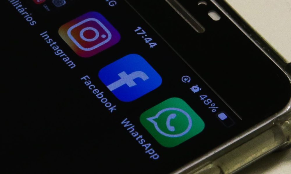 Fotografia da reportagem: Big techs descumprem regras eleitorais no dia da votação, diz estudo