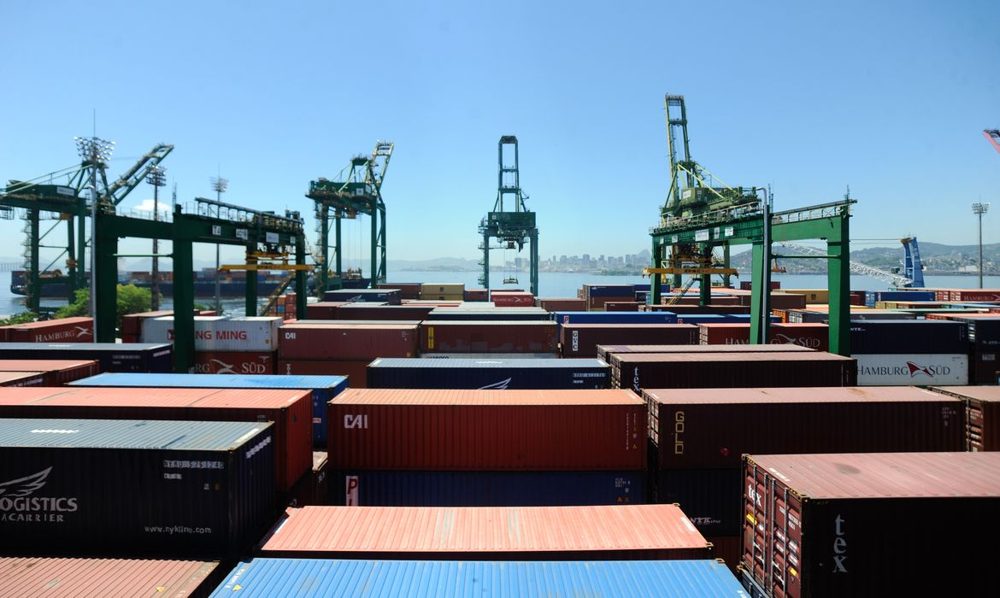 Fotografia da reportagem: Balança comercial tem superávit de US$ 7,74 bilhões em setembro
